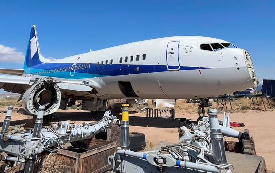 退役機を解体し部品をリサイクル